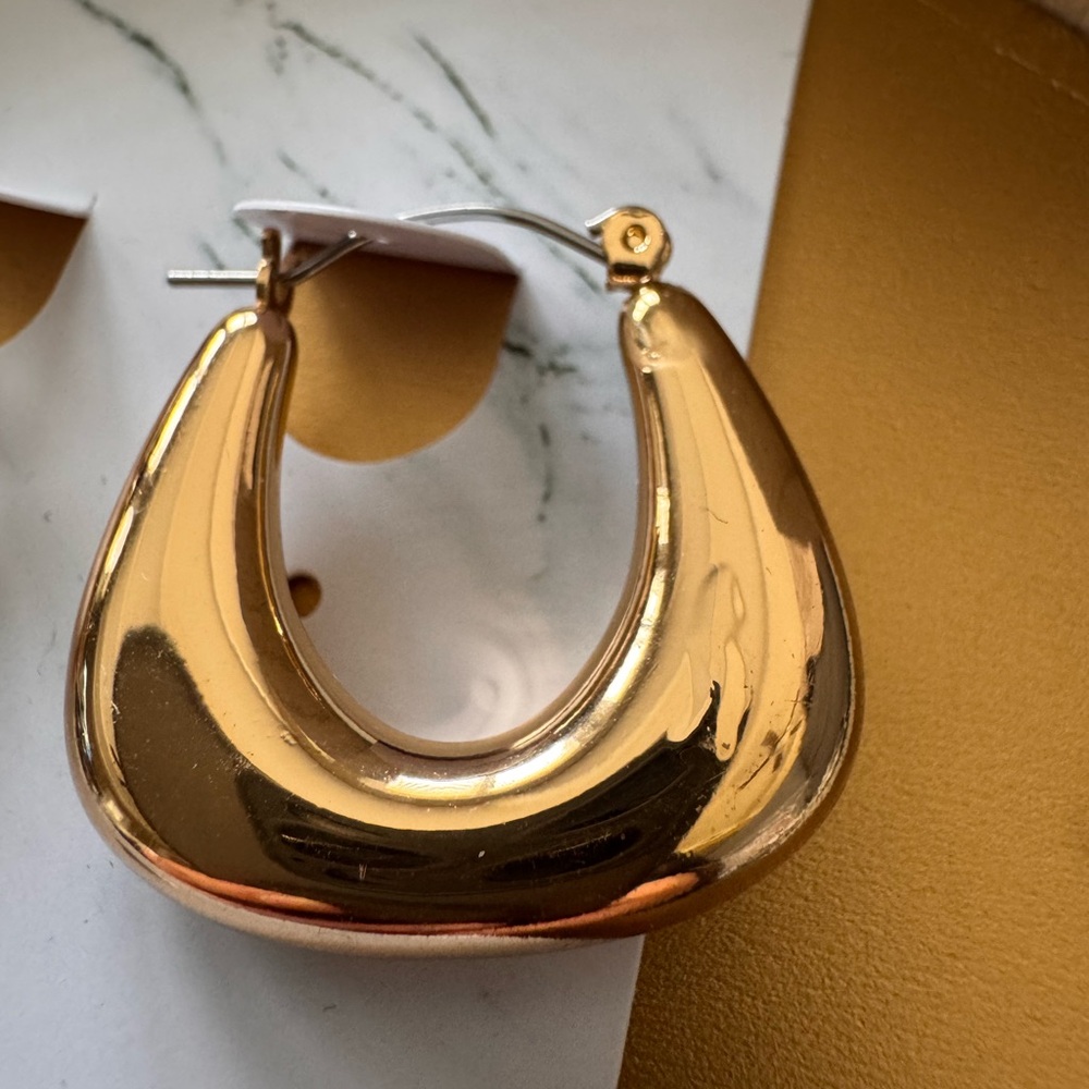 U puffy shape gold plated earrings earrings (has small blemish) - Picture 4 of 5